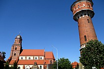 Dwie z wież dominujących w panoramie Żmigrodu.