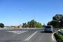 Skrzyżowanie z DK5 a za nim kompleks basenowy.