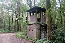 brama wjazdowa z wieżyczką wartowniczą - w byłym hitlerowskim obozie pracy w Sławęcicach
