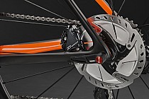 SZTYWNE OSIE W OBU MODELACH, MONTAŻ HAMULCÓW TARCZOWYCH FLAT MOUNT