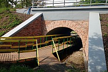 Mostek pod mostem kolejowym w Kobiorze