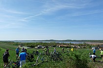 widok ze wzgórza 307 na utworzony w celach militarnych zbiornik Kozłowa Góra na rzece Brynicy