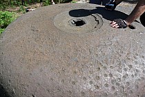 Ciężki schron bojowy nr 53 WymysłówEfekt niemieckich testów ładunków kumulacyjnych na pancernej kopule schronu. Zebrane w ten sposób doświadczenie pomogło Niemcom między innymi w słynnym desancie na belgijski fort Eben Emael.