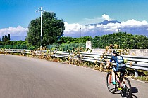 Zaczynaliśmy od nowa poziomu morza (Riposto), na horyzoncie Etna, cel naszej wycieczki :)