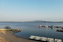 Zalew Mietkowski z widokiem na Ślężę