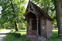 Szwajcarka koło pałacu