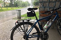 Wiata przystankowa w Wirkach dająca schronienie podczas ulewy