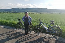 W drodze do Bielawy. W tle góry Sowie.