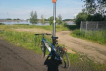 Oznaczenie szlaku przy Jeziorze Bielawskim