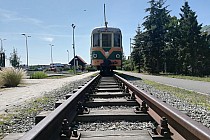 Wagon kolei wąskotorowej przy przystanku w Miliczu.