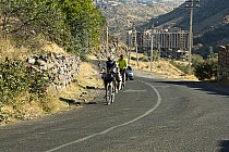 w tle niedokończone sanatorium