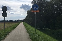 Co jakiś czas na trasie postawione są znaki wskazujące ile km pozostało do większej miejsowości