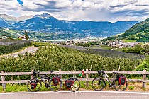 Via Claudia Augusta i Merano w tle