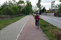 Ścieżka wzdłuż ulicy Głównej na Stabłowicach