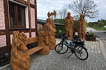 Rzeźby przed budynkiem Akademii Kuraszków