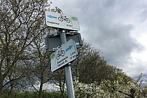 Oznakowania Korony Kocich Gór, którą jechaliśmy z Obornik do Trzebnicy.