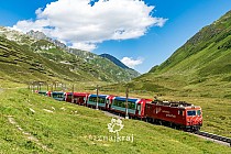 Pociąg Glacier Express w Alpach