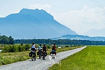 Turyści rowerowi nad Renem