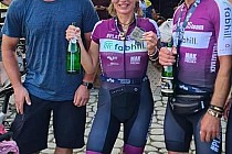 Arkadiusz Mądry, Kasia Marchewka, Janusz Gołąb z Platokos Bike, meta zawodów Bałtyk – Bieszczady 1008 km non stop