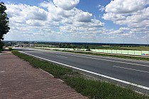 Widok w stronę Wrocławia za Wysokim Kościołem. W tle panorama gór.