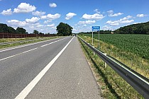 Szerokie pobocze na odcinku przed Będkowem