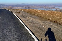 Droga wzdłuż Jeziora Mietkowskiego