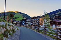 Ścieżka rekreacyjna w miasteczku Saalbach