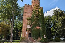 Zachowana baszta gdzie mieści się Informacja Turystyczna