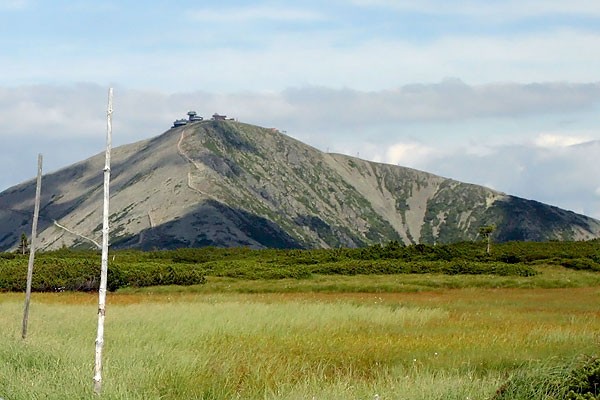 Karkonosze z widokiem na Śnieżkę - idealne tereny na górską rywalizację