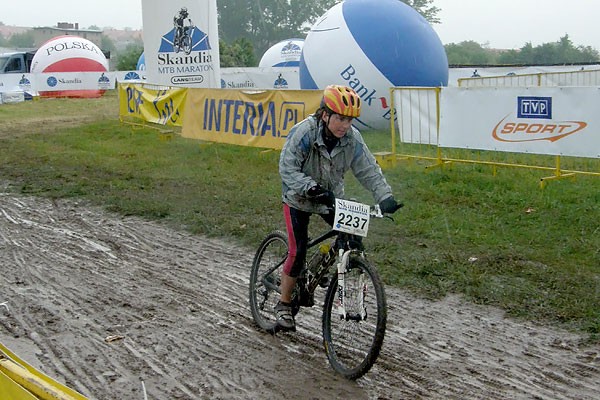 Wjazd na metę błotnistego maratonu w Bielawie