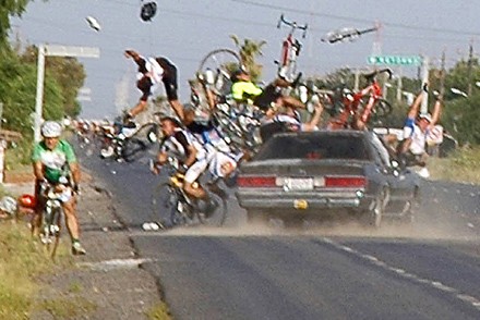 Koszmarny wypadek rowerzystów (fot. AFP)