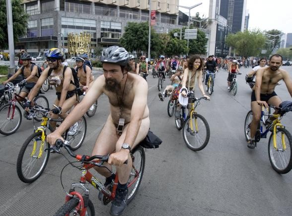 Nagi protest rowerzystów w Meksyku (fot. AP / Eduardo Verdugo)