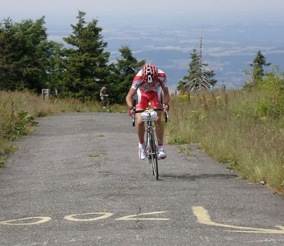 Marek Galiński podczas wjazdu na Przełęcz Karkonoską / Fot. Patryk Serwański