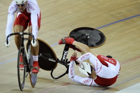 Upadek Kamila Kuczyńskiego (fot. AP, AFP, PAP / źródło: pekin.onet.pl)
