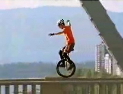 Kris Holm - freeride - jazda na poręczy mostu