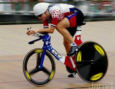 Rebecca Twigg, sześciokrotna mistrzyni świata w torowym wyścigu na dochodzenie, uzyskała niemal idealne wyniki pomiarów "równych kółek".