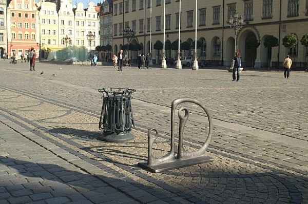 Kontrowersyjne stojaki rowerowe