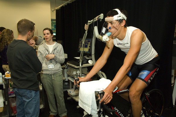 Kolarz robiący test na VO2 max (źródło: http://texastailwind.wordpress.com)