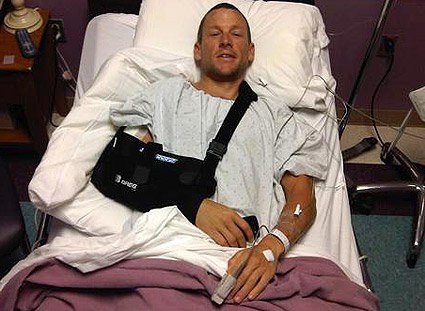 Lance Armstrong po operacji obojczyka