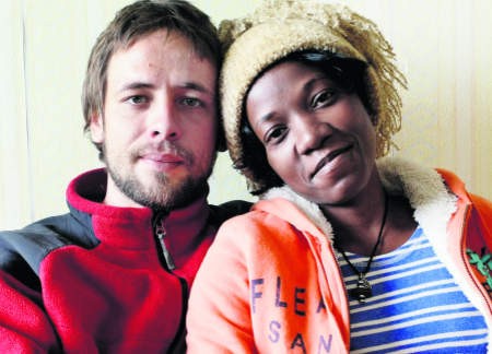 Paweł Wróblewski z żoną Chantall poznaną w trakcie wyprawy rowerowej po Afryce. Fot.Grzegorz Mehring