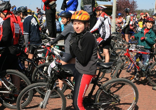 Michalina Ziółkowska w barwach drużyny Czasnarower Motobikeshop Team debiutującej we Wrocławiu na maratonie.