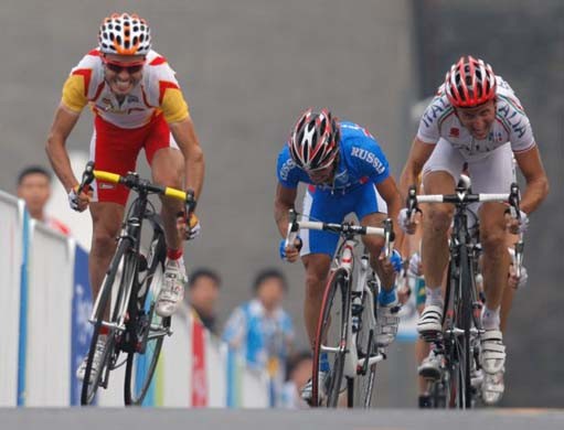 Davide Rebellin (z prawej) na finiszu wyścigu olimpijskiego podejrzewany jest o stosowanie dopingu / fot. 3.bp.blogspot.com