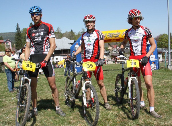 Lider Karkonosze Tour MTB Adam Drahan w środku