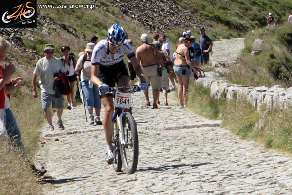 Zwycięzca Wjazdu na Śnieżkę Radosław Tecław na końcowym etapie wyścigu / fot. Natalia Kusztal