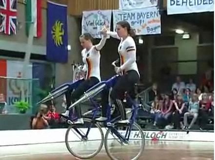 Kadr z filmu: Kolarstwo artystyczne