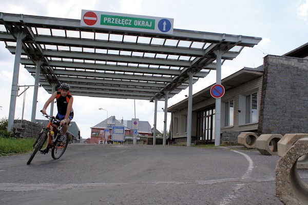 Na Przełęczy Okraj - 1046 m npm - dawne przejście graniczne: PL/CZ w Karkonoszach