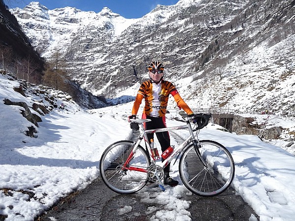 Koniec podjazdu na wys. 1007 mnpm doliną Vale Verzasca w Szwajcarii