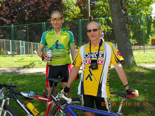 Razem z bratem tuż przed startem do III Bytowskiego Rodzinnego Maratonu Rowerowego