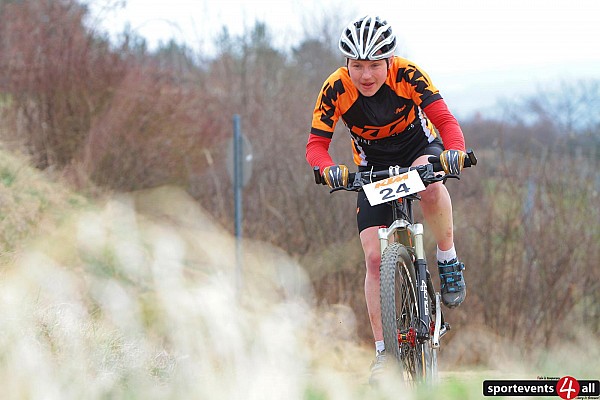 Barwy wciąż te same pomarańczowo-czarne :) tylko logo ciut inne.