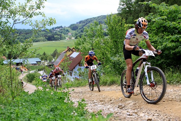 Początek pętli to szutrowy podjazd, z numerem 69 Marcin Kawalec z polskiego teamu KTM.